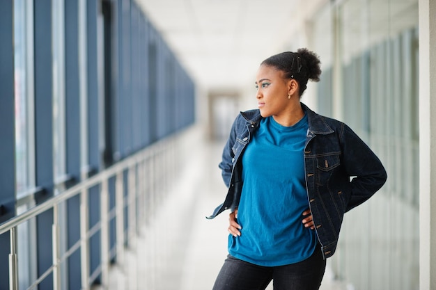 Afrikanische Frau in Jeansjacke posierte drinnen