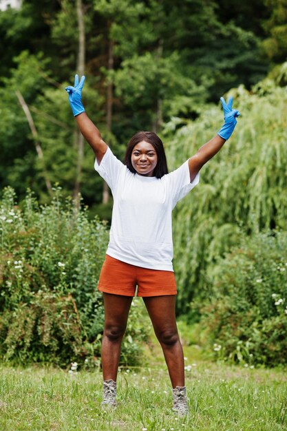 Afrikanische freiwillige Frau im Park Afrika freiwillige Wohltätigkeitsorganisation und Ökologiekonzept