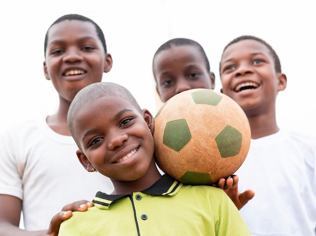 Kostenloses Foto afrikanische jungen mit fußball