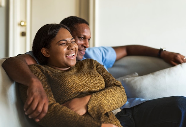 Afrikanische Paare, die zusammen eine große Zeit haben