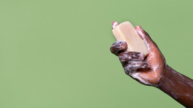Afrikanische Person, die sich die Hände wäscht