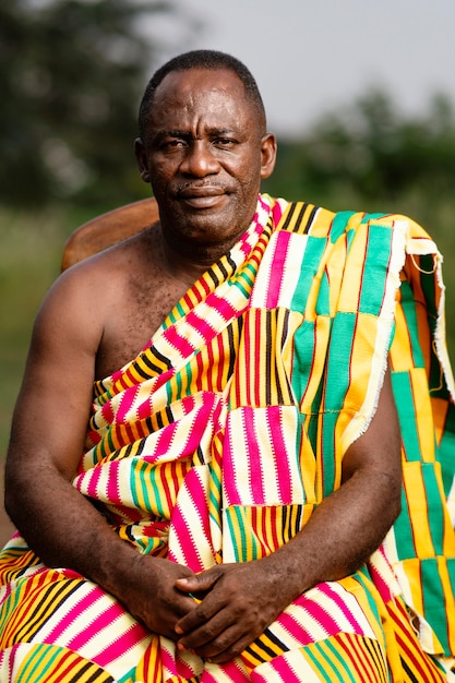 Afrikanischer älterer Mann mit traditioneller Kleidung
