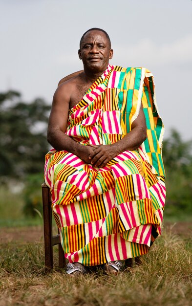 Afrikanischer älterer Mann mit traditioneller Kleidung