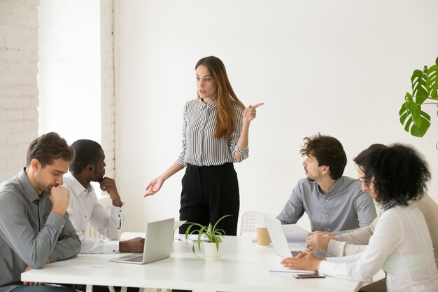 Afrikanischer Angestellter der weiblichen Exekutive für schlechte Arbeit oder Fehlverhalten