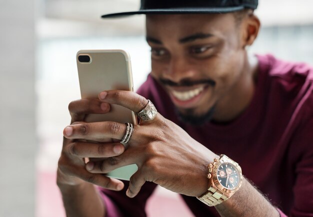 Afrikanischer Mann, der Handy verwendet