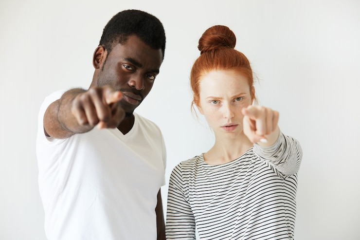 Kostenlose Foto afrikanischer mann im weißen t-shirt und rothaarige kaukasische frau im gestreiften oberteil