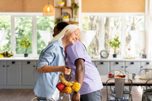 Afrikanischer Sozialarbeiter kümmert sich um eine ältere Frau