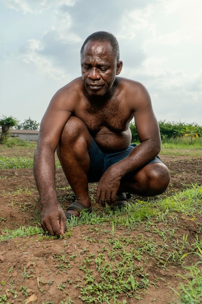 Kostenloses Foto afrikanisches älteres mannporträt