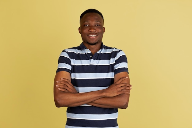 Afrikanisches junges männliches Porträt lokalisiert über Studiohintergrund mit copyspace