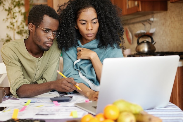 Afrikanisches Paar vor finanzieller Belastung