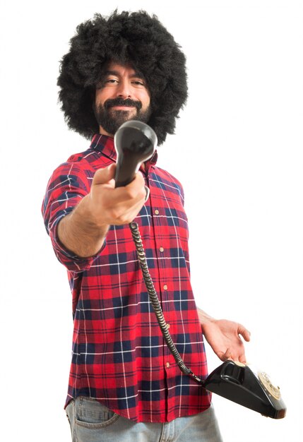 Afro Mann im Gespräch mit Vintage Telefon