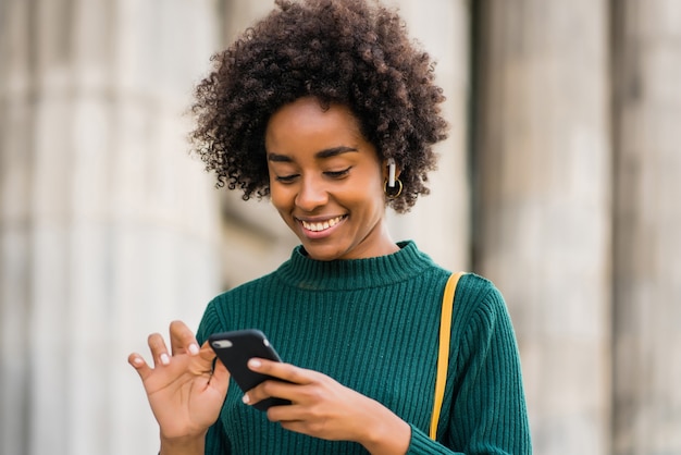 Afro-Mann macht Selfies mit Telefon