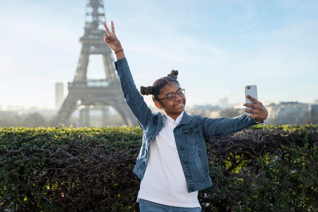 Afroamerikaner, der ein foto auf seiner reise nach paris macht