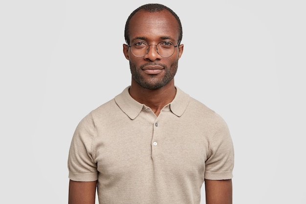 Afroamerikaner, der runde Brille trägt