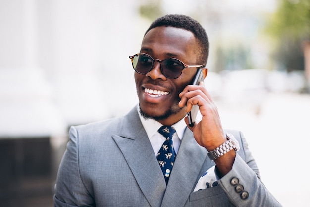 Afroamerikaner-Geschäftsmodell mit Telefon