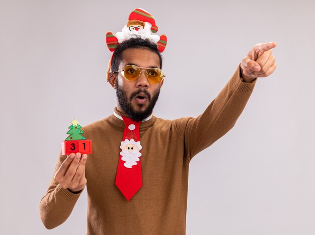 Afroamerikaner in braunem Pullover und Weihnachtsmannrand