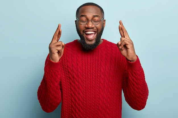 Afroamerikaner Mann, der roten Pullover trägt