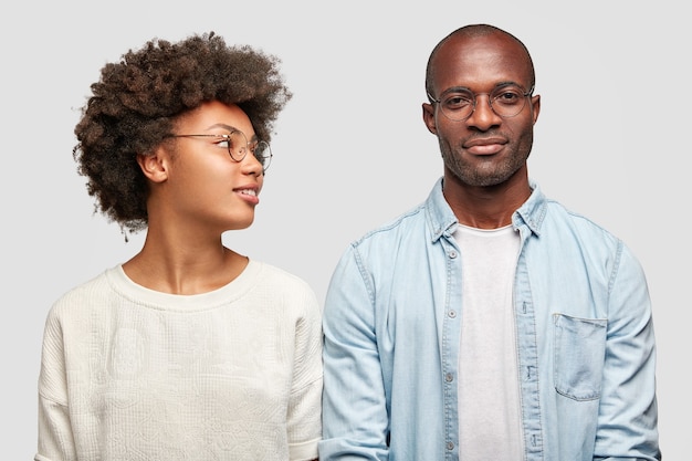 Afroamerikaner Mann und Frau posieren