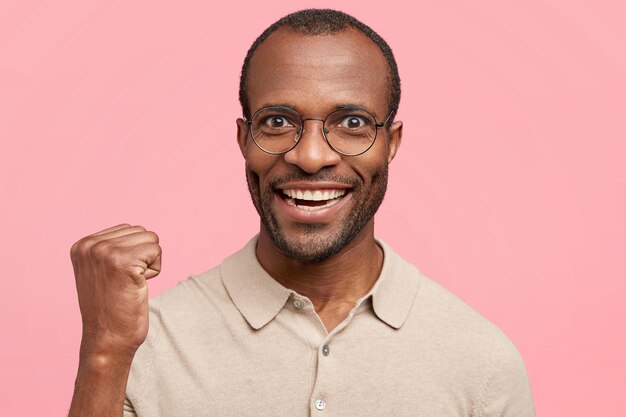 Afroamerikaner mit runder Brille