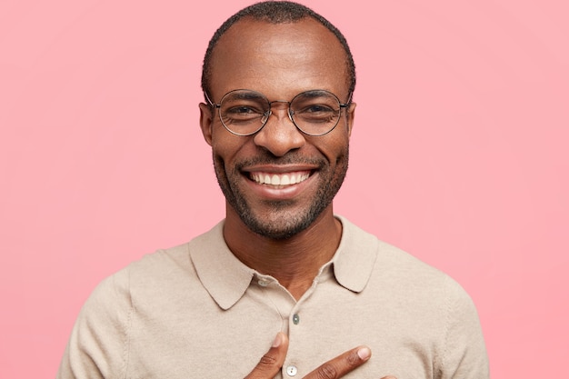 Afroamerikaner mit runder Brille