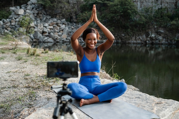 Afroamerikaner-Yogalehrer, der im Freien übt