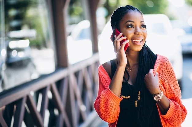 Afroamerikanerfrau mit Telefon