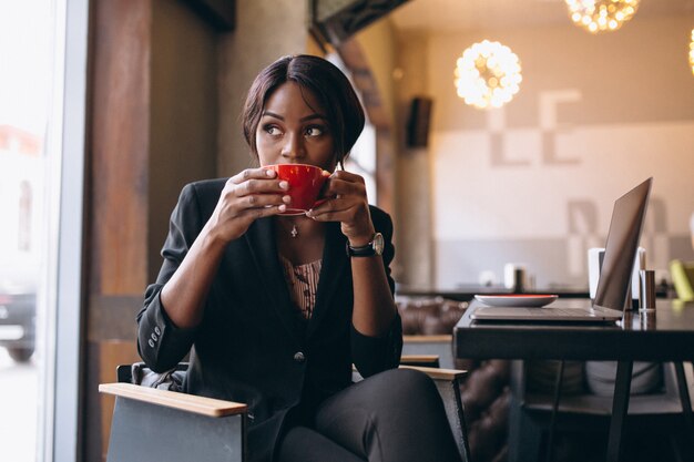 AfroamerikanerGeschäftsfrau, die Kaffee in einer Bar trinkt