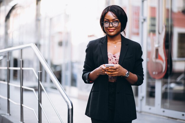 AfroamerikanerGeschäftsfrau mit Telefon