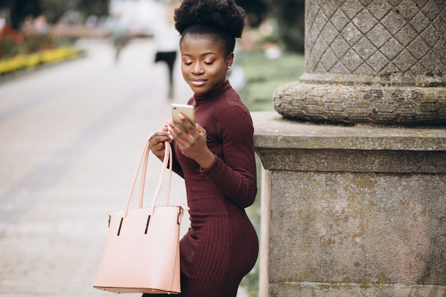 AfroamerikanerGeschäftsfrau mit Telefon