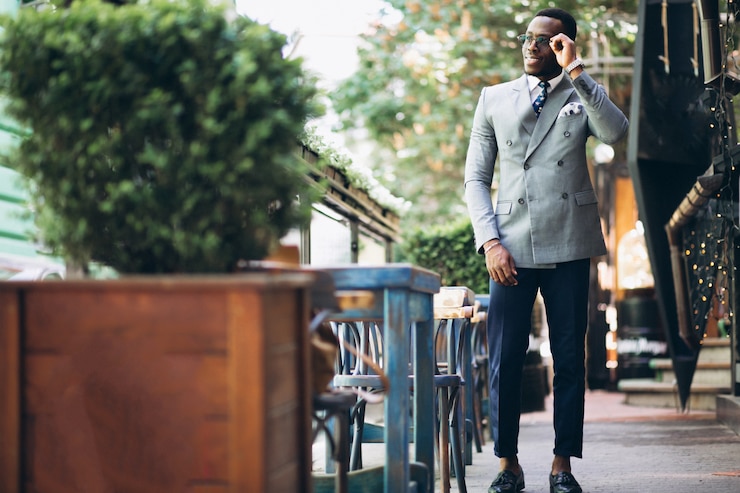 Kostenlose Foto afroamerikanergeschäftsmann, der außerhalb des restaurants geht