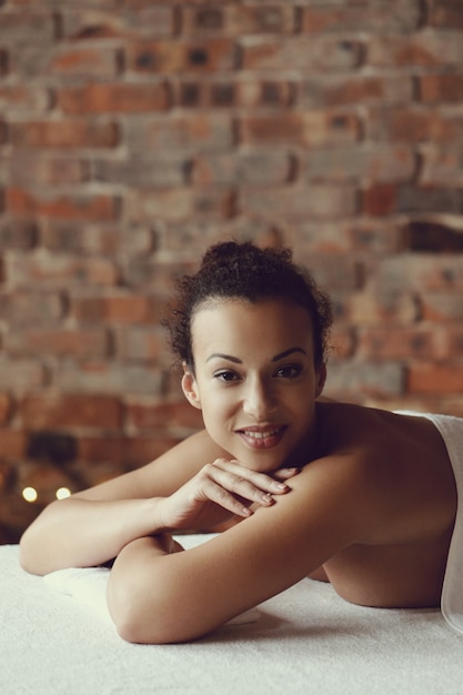 Kostenloses Foto afroamerikanerin, die eine entspannende massage am spa erhält
