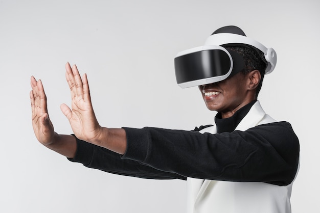 Afroamerikanerin, die VR-Simulation erlebt