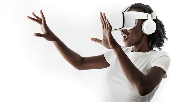 Afroamerikanerin, die vr-simulation erlebt