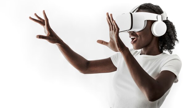 Afroamerikanerin, die VR-Simulation erlebt
