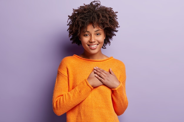 Kostenloses Foto afroamerikanerin im orangefarbenen pullover