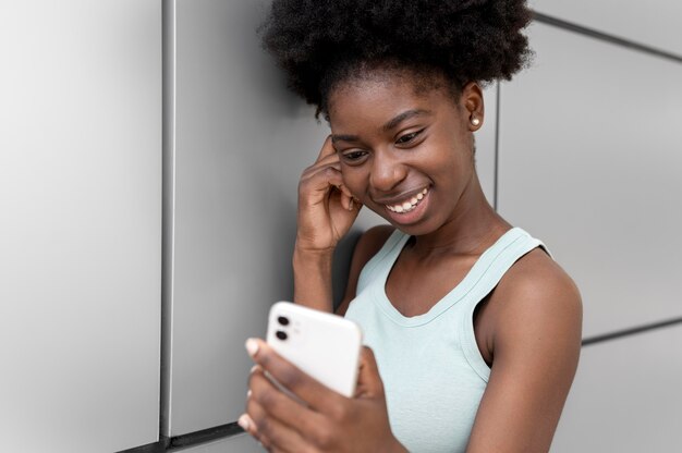 Afroamerikanerin macht ein Selfie mit ihrem Smartphone