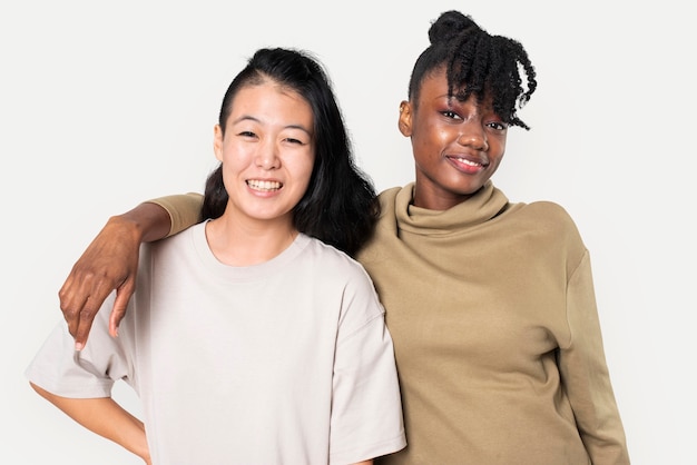 Afroamerikanerin und Asiatin in schlichten T-Shirts für Bekleidungsshooting