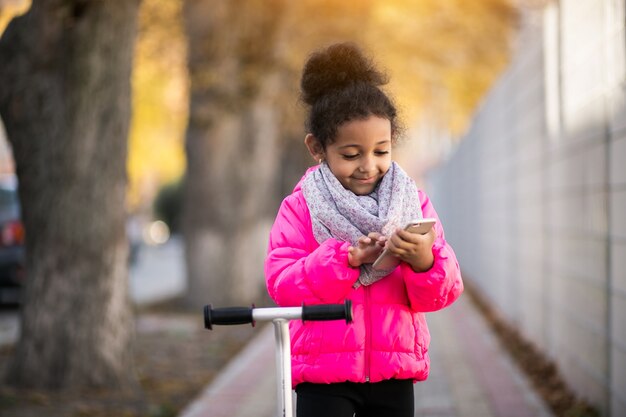 Afroamerikanermädchen mit Telefon