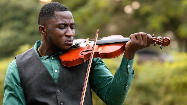 Kostenloses Foto afroamerikanermann, der ein instrument am internationalen jazz-tag spielt