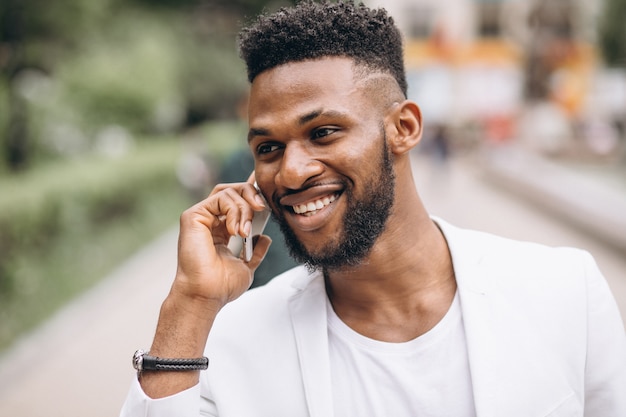 Afroamerikanermann, der Telefon verwendet