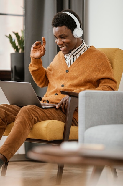 Afroamerikanermann, der von zu Hause aus arbeitet