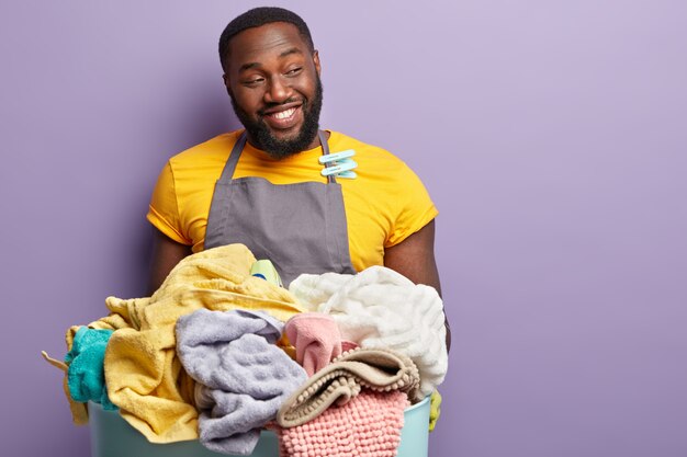 Afroamerikanermann, der Wäsche macht