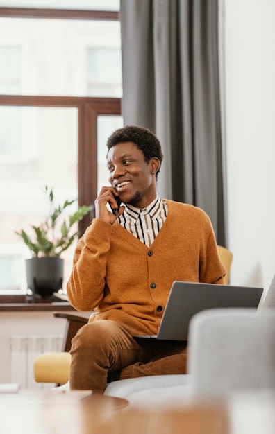 Afroamerikanermann entfernt, der von zu Hause aus arbeitet