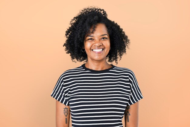 Afroamerikanische Frau lächelnd fröhlichen Ausdruck Nahaufnahme Porträt