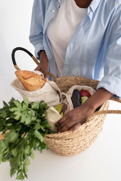 Afroamerikanische Frau recycelt für eine bessere Umwelt