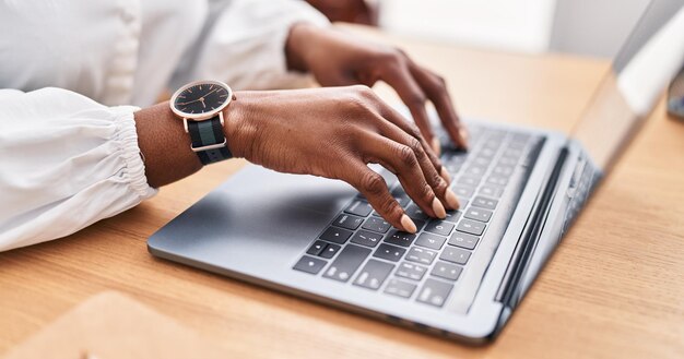 Afroamerikanische Geschäftsfrau benutzt Laptop im Büro