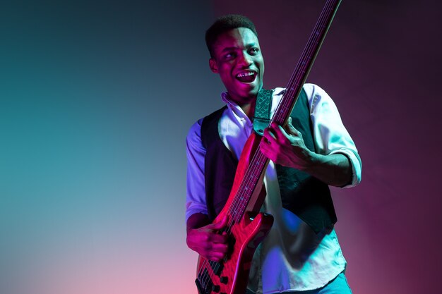 Afroamerikanischer Jazzmusiker, der Bassgitarre spielt