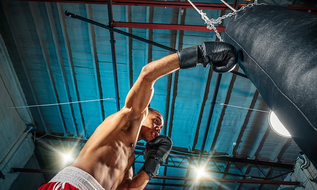 Kostenloses Foto afroamerikanischer männlicher boxer.