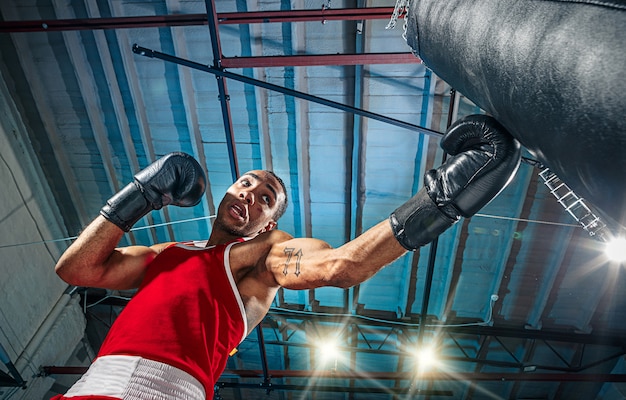 Kostenloses Foto afroamerikanischer männlicher boxer.