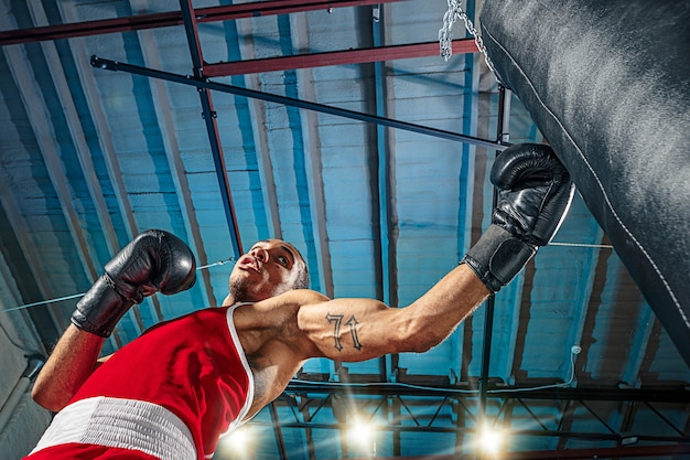 Afroamerikanischer männlicher Boxer.